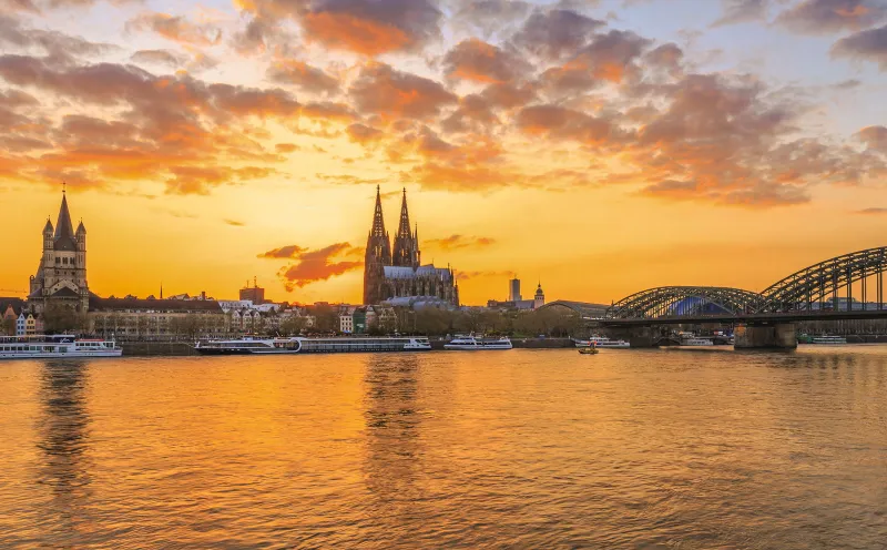 Sonnenuntergang mit Blick auf den Kölner Dom