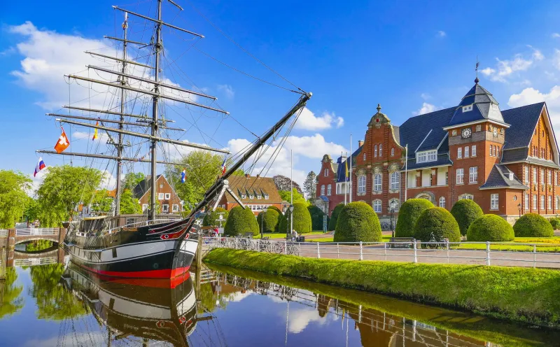 Museumsschiff und Rathaus von Papenburg