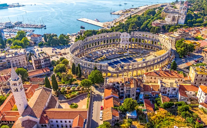 Pula mit Amphitheater