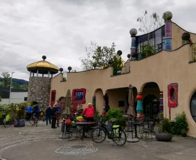 Hundertwasser-Markthalle in Altenrhein