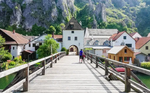 Brücke, Felsen, Radfahrer