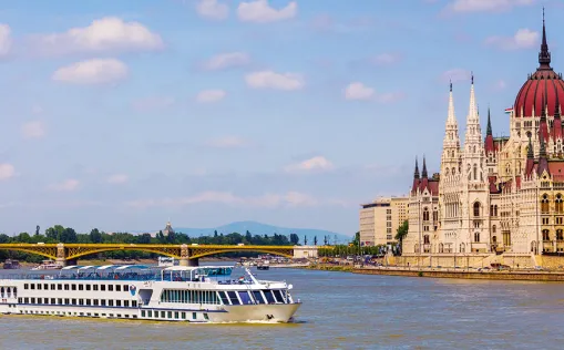 Rad und Schiff auf dem Donauradweg