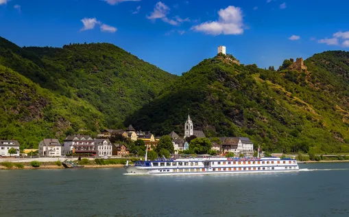 Rad und Schiff auf dem Rhein