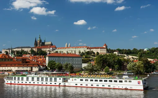 Rad und Schiff auf Elbe und Moldau